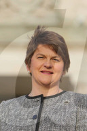 NEWS - Hat ihr Amt übernommen: Die erste nordirische Ministerin Arlene Foster