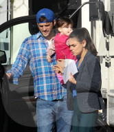 EXKLUSIV - Ashton Kutcher und Baby Wyatt begleiten Mila Kuns zum Set