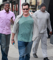 EXKLUSIV - Charlie Sheen wirkt gesund und fröhlich