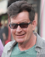 EXKLUSIV - Charlie Sheen wirkt gesund und fröhlich