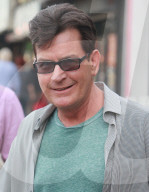 EXKLUSIV - Charlie Sheen wirkt gesund und fröhlich
