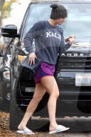 PEOPLE - Kaley Cuoco kommt im Schlabberlook vom Yoga