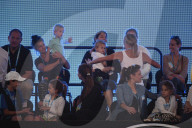 PEOPLE - Mirka schaut mit den Kindern Papa Roger beim Spiel zu