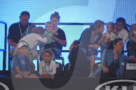 PEOPLE - Mirka schaut mit den Kindern Papa Roger beim Spiel zu