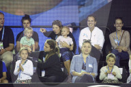 PEOPLE - Mirka schaut mit den Kindern Papa Roger beim Spiel zu