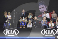 PEOPLE - Mirka schaut mit den Kindern Papa Roger beim Spiel zu