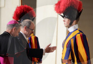 PEOPLE - Charlene und Albert auf Besuch beim Papst (weitere Bilder)