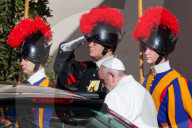 PEOPLE - Charlene und Albert auf Besuch beim Papst (weitere Bilder)