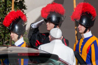 PEOPLE - Charlene und Albert auf Besuch beim Papst (weitere Bilder)
