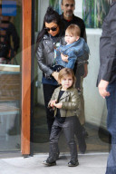 PEOPLE - Kourtney Kardashian mit ihren coolen Kids und Mutter Kris