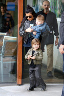 PEOPLE - Kourtney Kardashian mit ihren coolen Kids und Mutter Kris