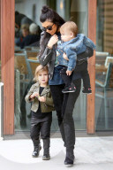PEOPLE - Kourtney Kardashian mit ihren coolen Kids und Mutter Kris