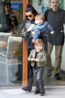 PEOPLE - Kourtney Kardashian mit ihren coolen Kids und Mutter Kris