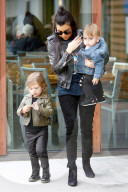 PEOPLE - Kourtney Kardashian mit ihren coolen Kids und Mutter Kris