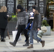 PEOPLE - Keira Knightley mit Mann und Baby am shoppen in London