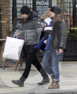 PEOPLE - Keira Knightley mit Mann und Baby am shoppen in London