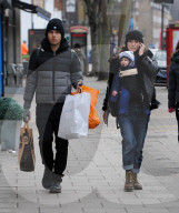 PEOPLE - Keira Knightley mit Mann und Baby am shoppen in London