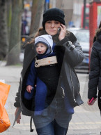 PEOPLE - Keira Knightley mit Mann und Baby am shoppen in London