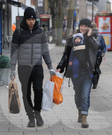 PEOPLE - Keira Knightley mit Mann und Baby am shoppen in London