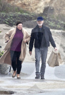 PEOPLE - Am verregneten Malibu-Beach unterwegs zum Lunch: Pierce Brosnan und Gattin