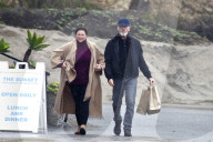 PEOPLE - Am verregneten Malibu-Beach unterwegs zum Lunch: Pierce Brosnan und Gattin