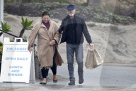 PEOPLE - Am verregneten Malibu-Beach unterwegs zum Lunch: Pierce Brosnan und Gattin