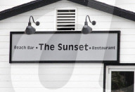 PEOPLE - Am verregneten Malibu-Beach unterwegs zum Lunch: Pierce Brosnan und Gattin