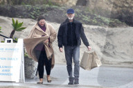 PEOPLE - Am verregneten Malibu-Beach unterwegs zum Lunch: Pierce Brosnan und Gattin