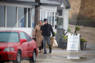 PEOPLE - Am verregneten Malibu-Beach unterwegs zum Lunch: Pierce Brosnan und Gattin