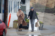 PEOPLE - Am verregneten Malibu-Beach unterwegs zum Lunch: Pierce Brosnan und Gattin