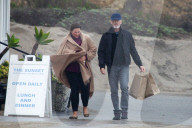 PEOPLE - Am verregneten Malibu-Beach unterwegs zum Lunch: Pierce Brosnan und Gattin