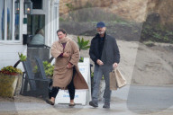 PEOPLE - Am verregneten Malibu-Beach unterwegs zum Lunch: Pierce Brosnan und Gattin