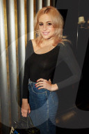 PEOPLE - Pixie Lott sehr offenherzig in London unterwegs
