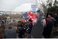NEWS - Flüchtlinge dringen in Calais auf Fähre vor