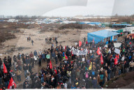 NEWS - Flüchtlinge dringen in Calais auf Fähre vor