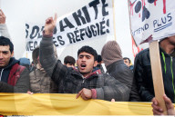 NEWS - Flüchtlinge dringen in Calais auf Fähre vor