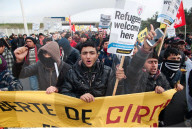 NEWS - Flüchtlinge dringen in Calais auf Fähre vor