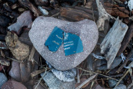 NEWS - Lesbos: Von Flüchtenden verlorene Gegenstände am Strand