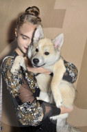 PEOPLE - Cara Delevingne bringt ihren Hund Leo zur Show von Chanel