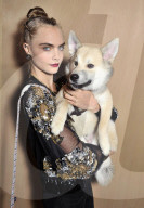 PEOPLE - Cara Delevingne bringt ihren Hund Leo zur Show von Chanel