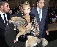 PEOPLE - Cara Delevingne bringt ihren Hund Leo zur Show von Chanel