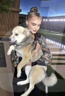 PEOPLE - Cara Delevingne bringt ihren Hund Leo zur Show von Chanel