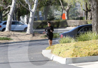 EXKLUIV - Kris Jenner joggt im Cocktailkleid und Stilettos durch die Nachbarschaft