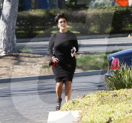 EXKLUIV - Kris Jenner joggt im Cocktailkleid und Stilettos durch die Nachbarschaft
