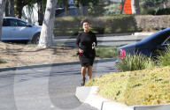 EXKLUIV - Kris Jenner joggt im Cocktailkleid und Stilettos durch die Nachbarschaft