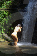 EXKLUSIV - 'Chris Brown Opfer' Liziane Gutierrez nimmt eine Dusche in freier Natur