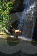 EXKLUSIV - 'Chris Brown Opfer' Liziane Gutierrez nimmt eine Dusche in freier Natur