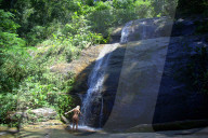 EXKLUSIV - 'Chris Brown Opfer' Liziane Gutierrez nimmt eine Dusche in freier Natur