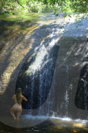 EXKLUSIV - 'Chris Brown Opfer' Liziane Gutierrez nimmt eine Dusche in freier Natur