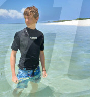 FEATURE - T-Shirt das im Wasser aufbläst